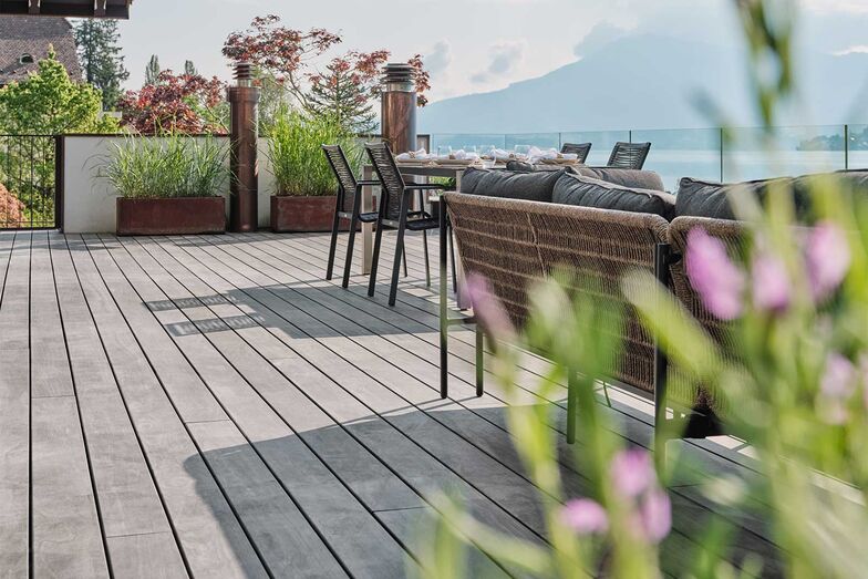 Der Terrassenboden «Accoya Color Grey» steht für zeitlose Eleganz und kompromisslose Qualität im Aussenbereich. Die edle graue Farbe ist komplett durch das Holz gefärbt – ein Abblättern der Farbe ist damit nicht möglich. Dank dieser Technologie bleibt die Terrasse dauerhaft schön, ganz ohne Nachbehandlung oder Ölen. Accoya überzeugt durch aussergewöhnliche Formstabilität und Langlebigkeit. www.tomwood.ch 