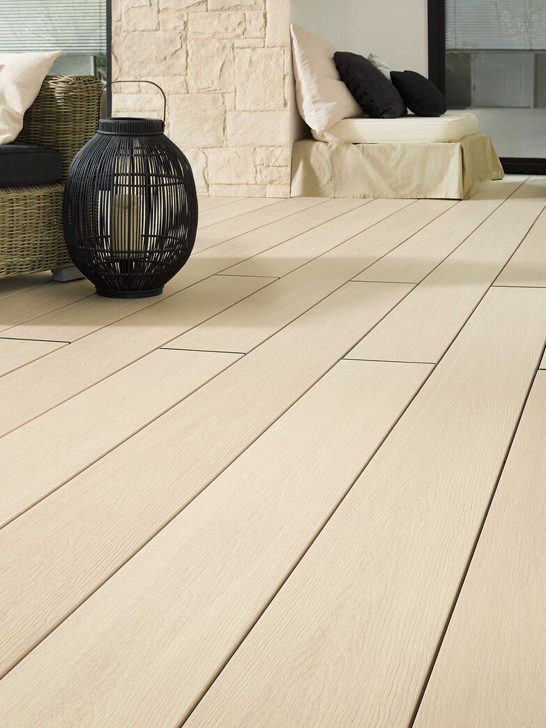 Terrassenböden aus WPC (Holz-Kunststoff-Gemisch) müssen nie geölt werden und splittern nicht. Bei herkömmlichen WPC Terrassendecks können jedoch hartnäckige Flecken auftreten. Mit ummantelten WPC Terrassenböden werden diese Probleme gelöst. Dank der Ummantelung sind Wasser-, Öl-, oder sonstige Flecken ausgeschlossen. Zudem verwittert die Oberfläche selbst nach Jahrzehnten nicht. www.tomwood.ch