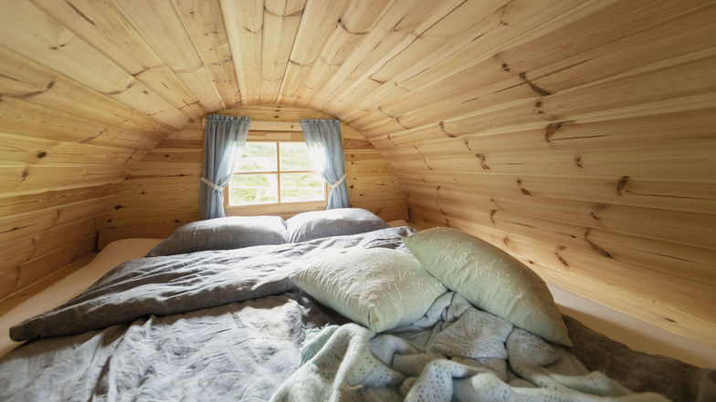 Innen ist es gemütlich, rund und ganz aus Holz.