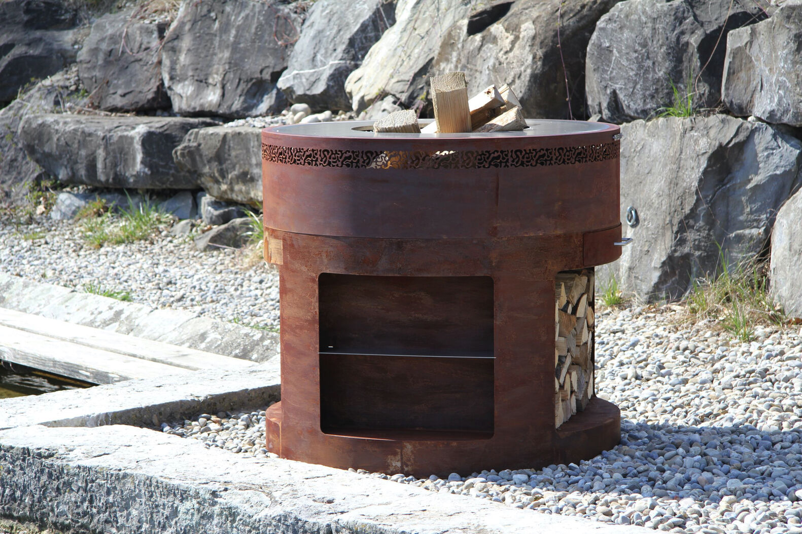 Der Grillring «petasus culina» eignet sich besonders zum kochen und grillieren im Stehen. Das Muster, welches frei wählbar ist, lässt das Feuer raffiniert durchscheinen und schafft ein schönes Ambiente. Gartenfeuer.ch.