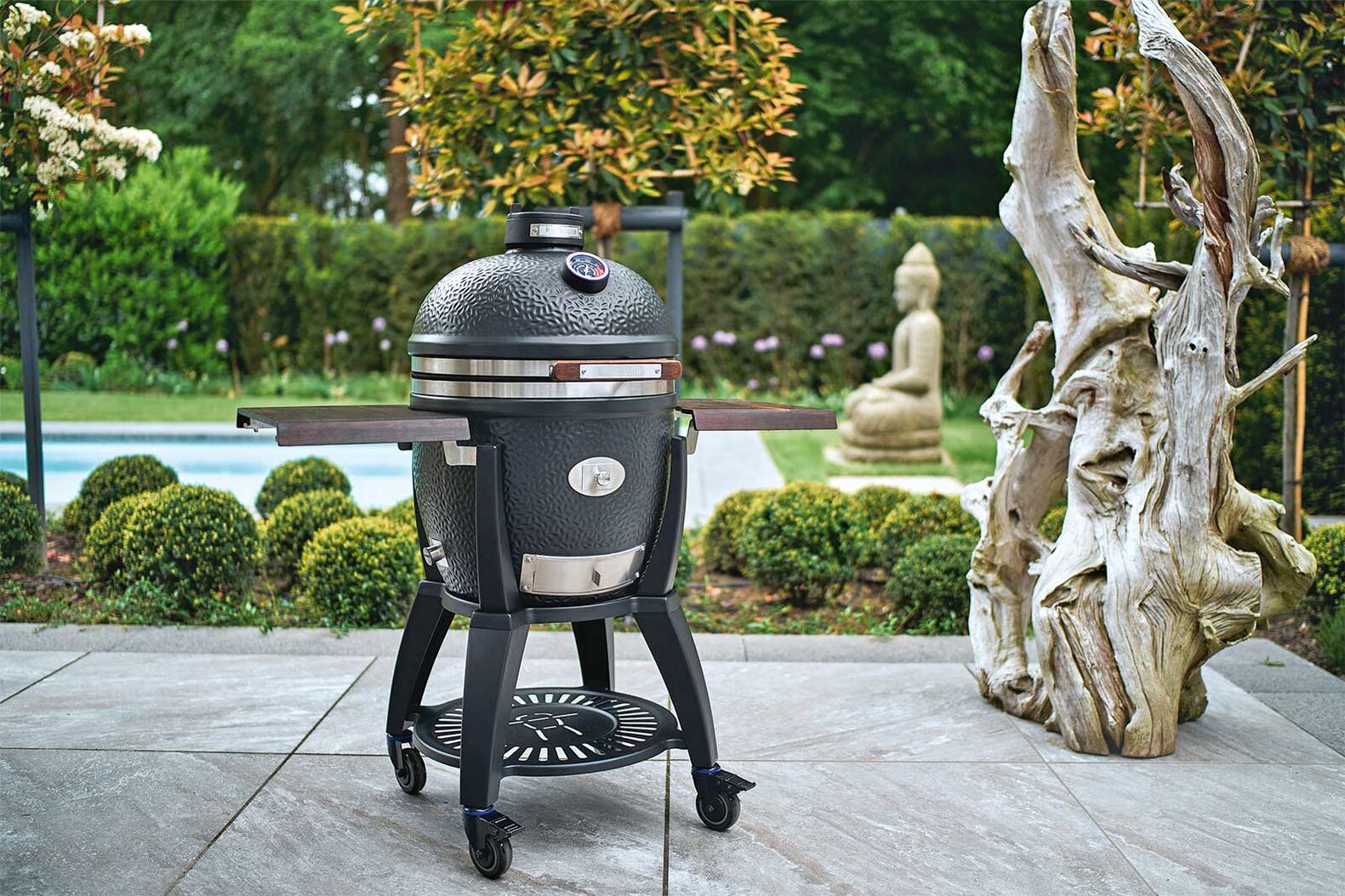 Ein echter Hingucker ist der Kamado-Grill «ICON» von Monolith. Unter dem Deckel verbirgt sich ein stilvoller Planchagrill. Die Stahl-Feuerplatte schafft unterschiedliche Temperaturzonen. www.monolith-grill.de