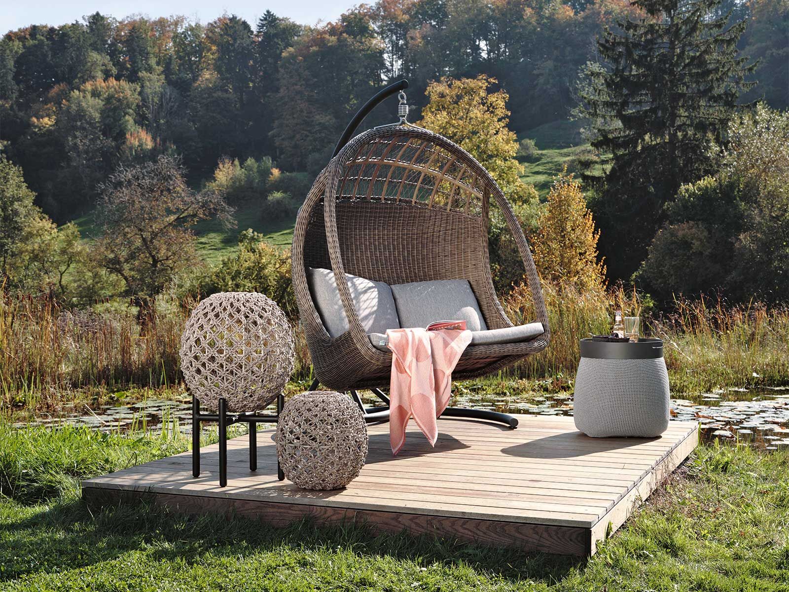 Neu gibt es den Hängesessel «Laos» in breiterer ­Ausführung mit Platz für zwei Personen. Das Geflecht ist in den Farben «Summer Grass» und in «Silbergrau» verfügbar – zwei sanfte Töne, die den natürlichen warmen Stil in den Garten bringen. Die Korbsessel sind dennoch langlebig und robust.