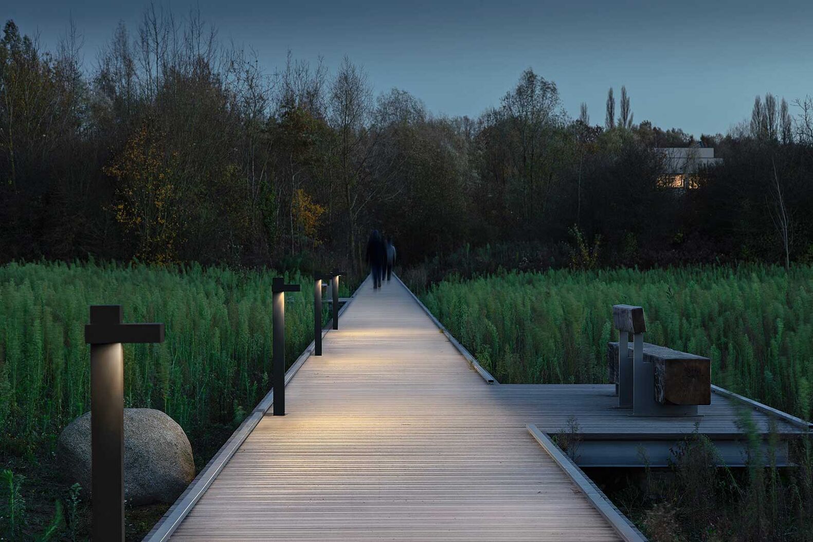 Die energieeffiziente Pollerleuchte «Polesano Bollard» schützt dank einem reduzierten blauen Lichtanteil Flora und Fauna und ist mit einem leistungsstarken, optischen System ausgestattet. www.deltalight.com