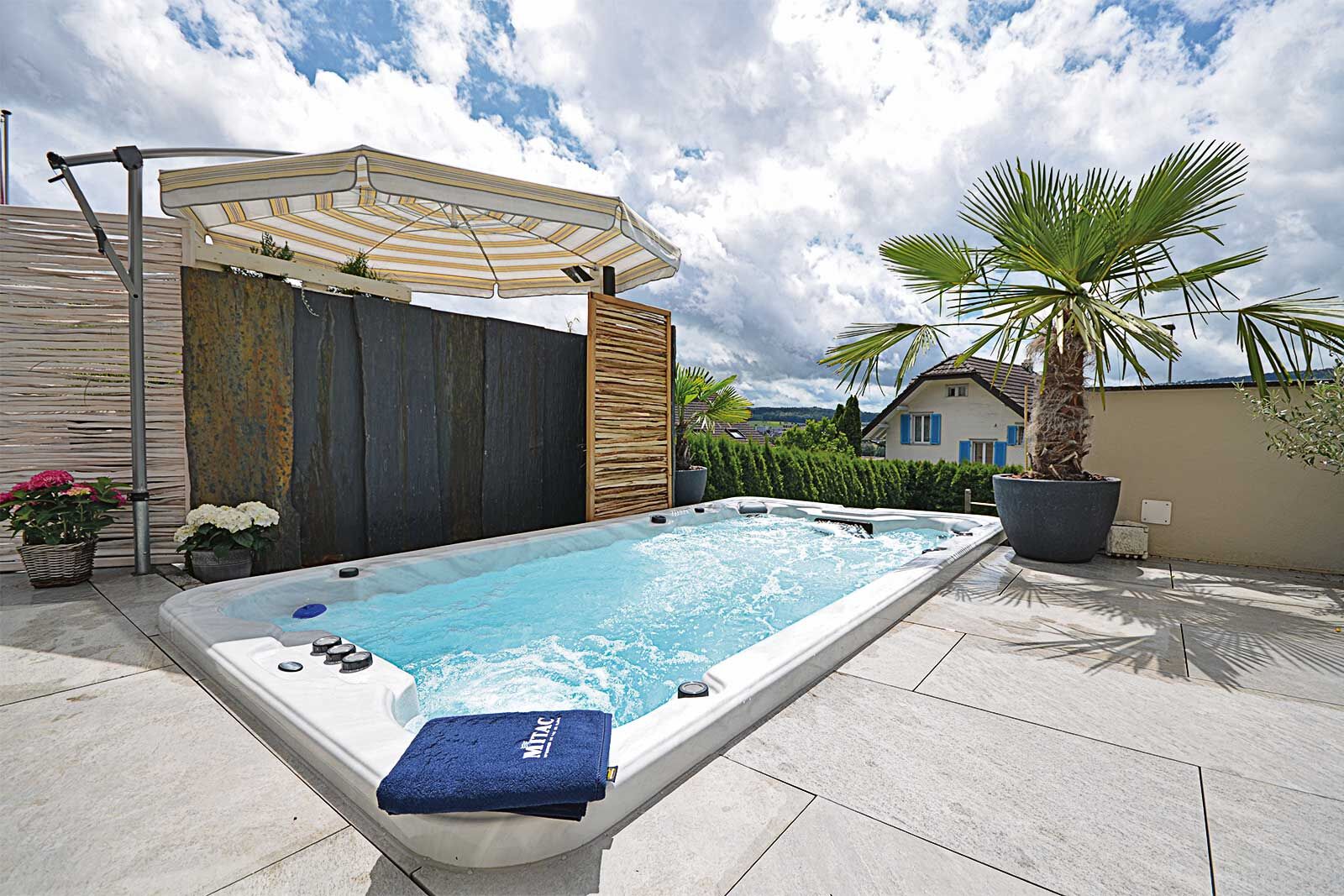 Fitness trifft Wellness: Schwimm-Spas bieten auf kompaktem Raum die Möglichkeit zum aktiven Schwimmtraining und zur wohltuenden Massage.