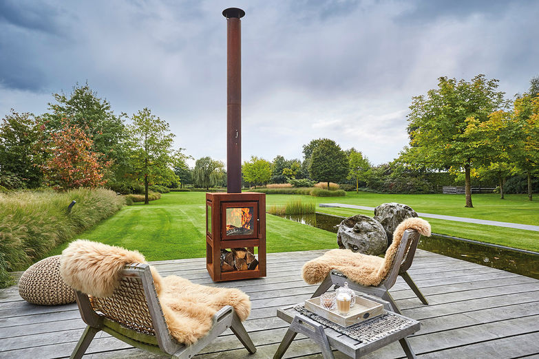 Ein Terrassenfeuer kann auch an etwas kühleren Tagen eine warme und gemütliche Atmosphäre schaffen. Der Kamin sorgt für eine sichere und rauchfreie Funktionsweise. Hein.