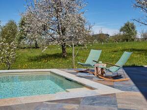 Das stilvolle Betonbecken, eingebettet in den Garten mit blühenden Obstbäumen, zeigt eindrucksvoll, dass ein Pool weit mehr sein kann als nur eine sommerliche Erfrischung. Der 10 × 3,30 × 1,50 Meter grosse Skimmer-Pool überzeugt mit hochwertiger Ausstattung: Die edle Folie Alkorplan Touch Relax, sechs Düsen und drei Unterwasserlampen sorgen für Komfort und stimmungsvolles Licht. Für optimale Wasserqualität sorgt eine moderne Salzaufbereitung. Vitabad.