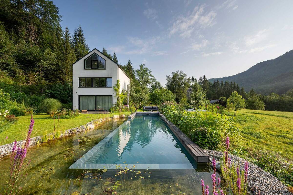 Der 30 Quadratmeter grosse Regenerationsbereich umrahmt den etwas grösseren Schwimmbereich. Eine kleine Holzterrasse ergänzt den Pool ­harmonisch und bietet einen idealen Platz, um zu entspannen und den Blick auf das kühle Nass zu geniessen. Biotop.