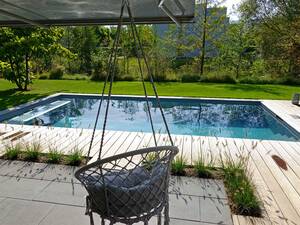 Im Pool von Platsch befindet sich für erholsame ­Stunden eine Sitzbank. Das Betonbecken ist mit der Alkor-Folie in der Farbe Prestige ausgekleidet. Platsch.