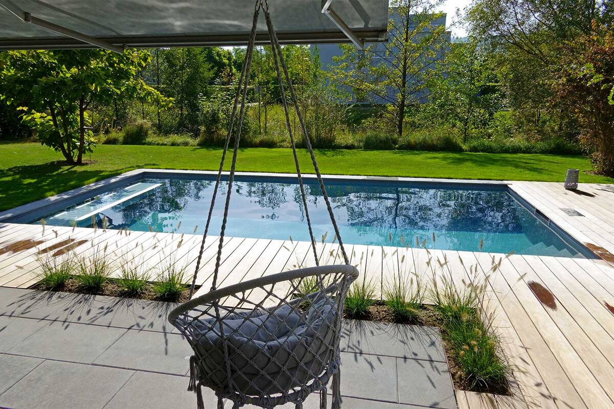 Im Pool von Platsch befindet sich für erholsame ­Stunden eine Sitzbank. Das Betonbecken ist mit der Alkor-Folie in der Farbe Prestige ausgekleidet. Platsch.