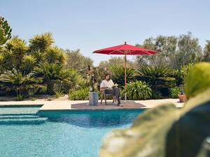 Der Sonnenschirm «Piazza» der Glatz AG überzeugt mit einer hohen Windstabilität, Langlebigkeit und einem geringen Pflegeaufwand. Den Stoffbezug des flach designten Schirmdachs gibt es in 70 Farbtönen und in unterschiedlichen Stoffqualitäten. Glatz AG.