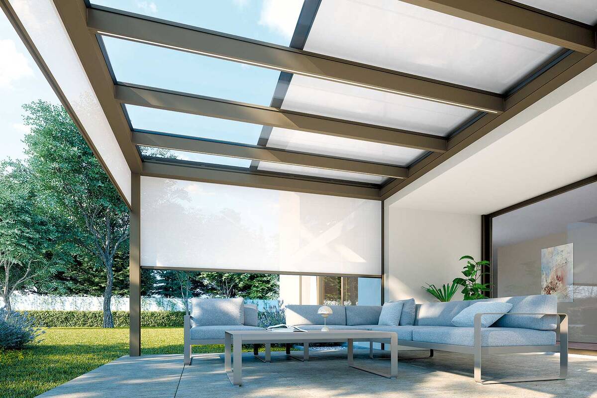 «Vetro Fino» ist ein Allwetterdach, mit dem der Wohnraum lichtdurchflutet bleibt und ist in einer Breite von sieben Metern sowie mit einer Ausladung bis 4,5 Meter verfügbar. Eine zusätzliche Option bildet die Beleuchtung aus dimmbaren LED-Spots. Stobag AG.