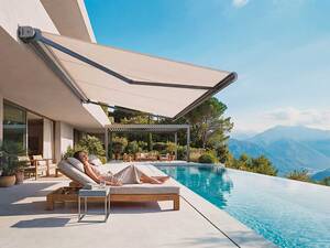 Die ellipsenförmige Kassette von Schenker Storen schützt zuverlässig vor Wind und Wetter. Die optional wählbaren und dimmbaren LEDs in den Gelenkarmen oder die LED-Spots am Kasten sorgen auch nach Sonnenuntergang für herrliche Outdoor-Momente. Perfekt geeignet für kleine bis mittelgrosse Terrassen von Ein- und Mehrfamilienhäusern. Schenker Storen AG.