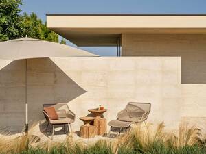 Trotz des geringen Gewichts überzeugen die Schirme «Pizarra» von Jardinico durch eine hohe Stabilität – dank doppelter Verriegelungsstifte und dem integrierten «Loxx-System», das den Schirmstoff sicher am Gestell fixiert und ein Flattern bei Wind reduziert. Hunn Gartenmöbel AG.