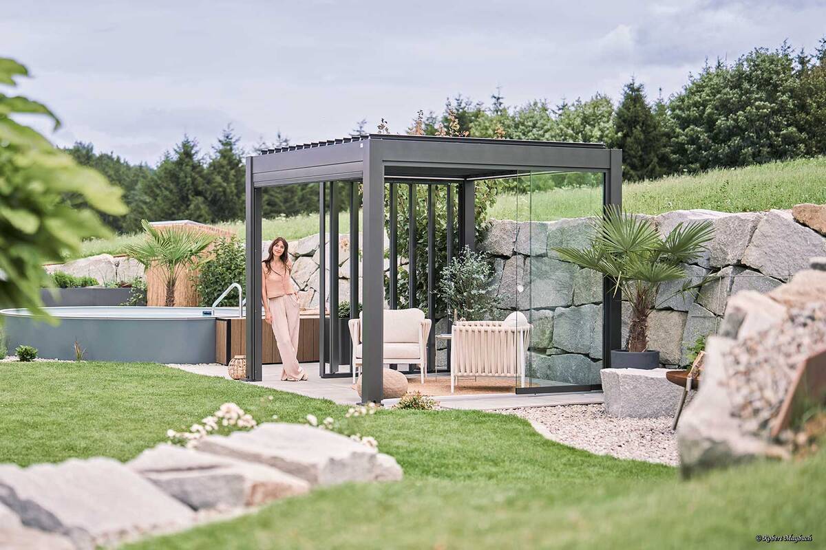 Die Pergola von Biohort wurde mit dem Red Dot Design Award ausgezeichnet. Sie besticht durch klare Linien, verstellbare Lamellen und hochwertige Materialien. Über Softub Schweiz AG.