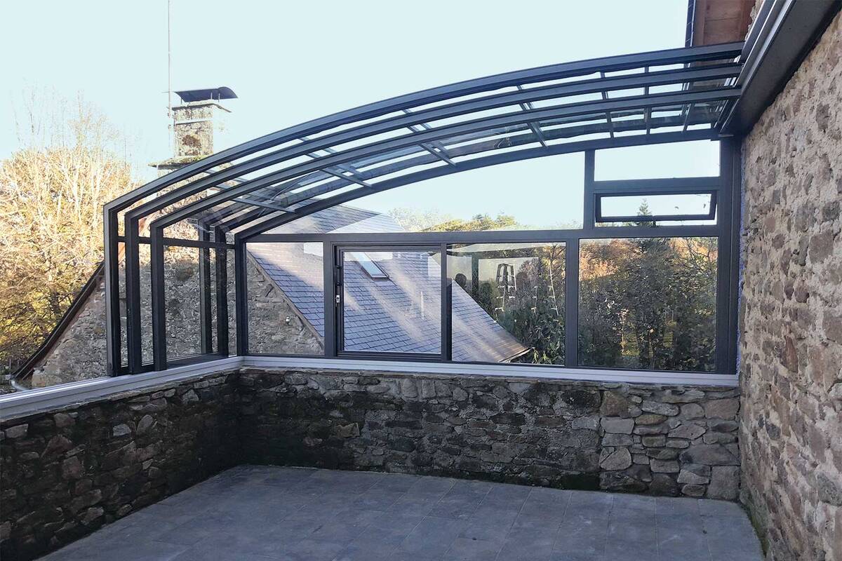 Geschützt vor Regen und Sturm, bietet die «Topas solar veranda» ganzjährig mehr Raum und zudem ein angenehmes Klima. Im Sommer können die mittleren Elemente nach aussen verschoben werden. Mit integrierter Ambiente­beleuchtung. Vöroka GmbH.