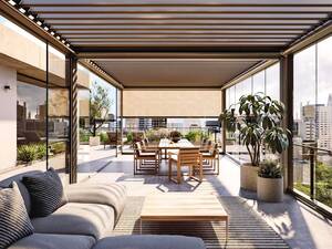 «Effektiv, individuell anpassbar und nachhaltig – so sollen die Sonnenschutzlösungen der Zukunft sein», sagt der CEO und geschäftsführende Gesellschafter der Hella Gruppe, Andreas Kraler. Mit dem neuen Lamellendach liefert das Unternehmen eine modulare Lösung, die mit Glaselementen ergänzt werden kann, um optimal vor zu viel Sonne, Wind und Regen zu schützen. Hella Sonnen- und Wetterschutztechnik GmbH.