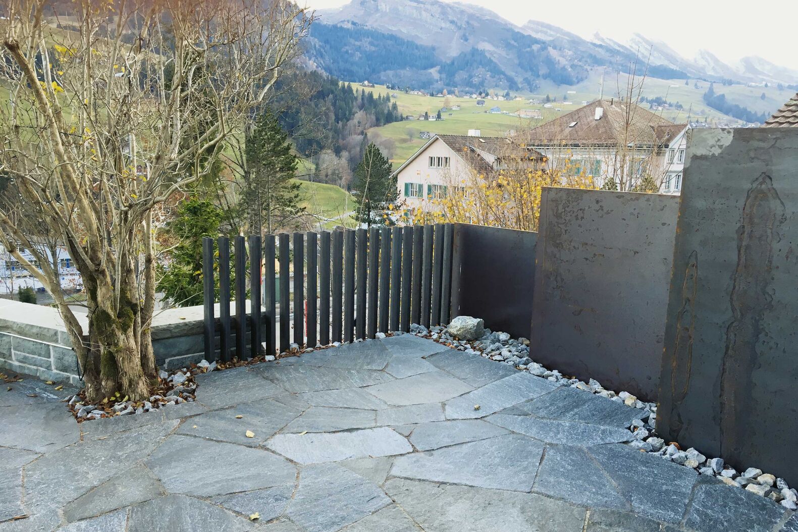 Eisenplatten kombiniert mit Vierkant-Eisen bieten das gewünschte Mass an Abgrenzung und Durchblick. Abderhalden Gartenbau AG, www.abderhalden.ch