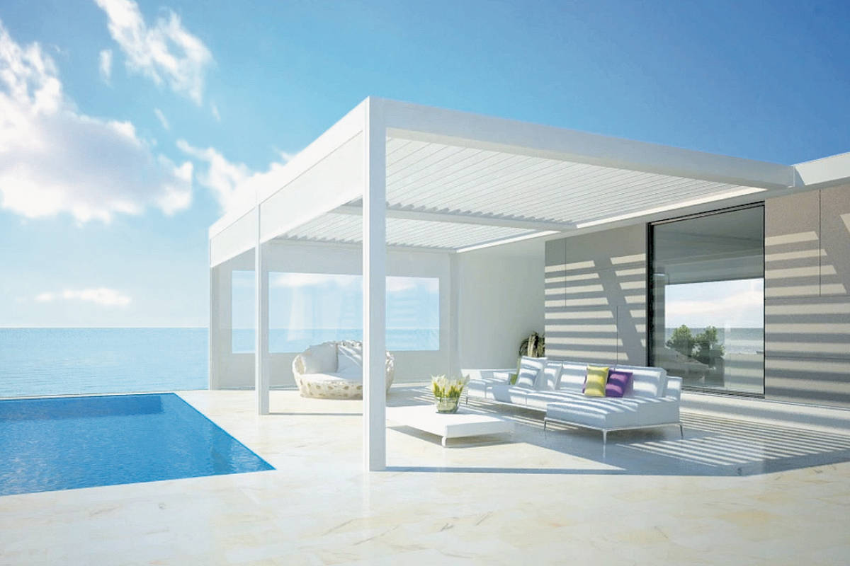 Die Terrassenüberdachung «Camargue» von Renson kann  mit verschiedenen Elemente wie  Fixscreens, Glas-Schiebesystemen  oder Loggia-Schiebelementen an den Seiten geschlossen werden. Atrium Design AG.