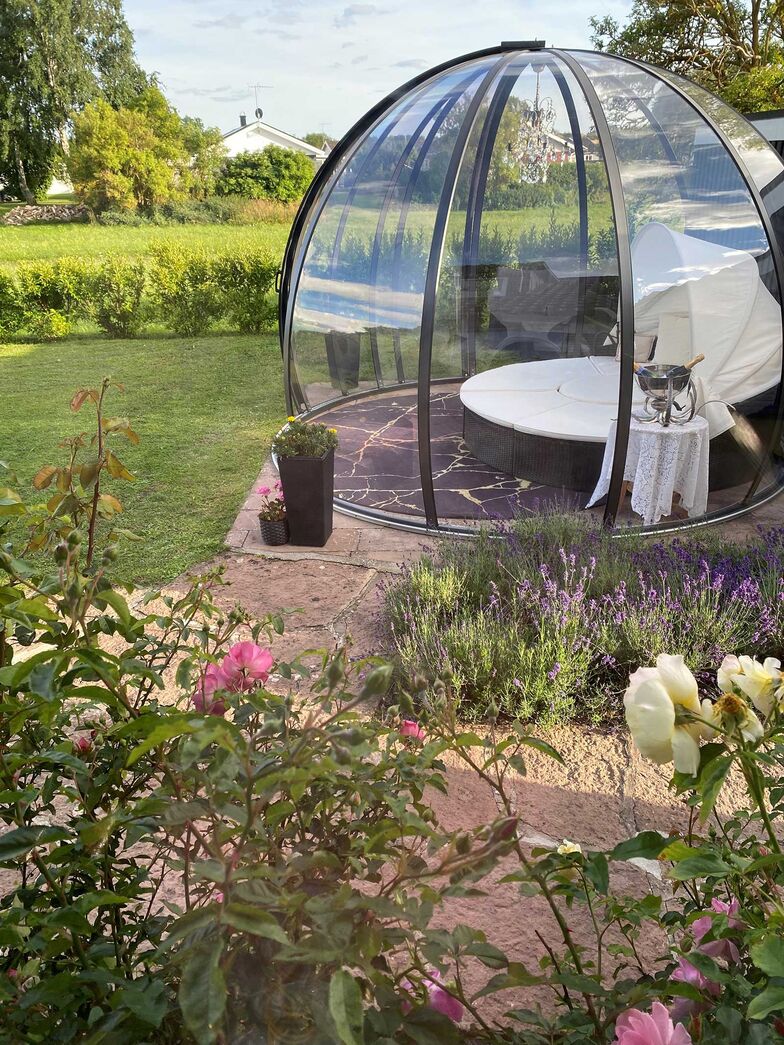 In kleinen Gärten ist der Platz zum Entspannen oft begrenzt. Mit dem Modell «Iglu» entsteht unter der transparenten Kuppel ein wind- und wettergeschützter Aufenthaltsbereich im Freien. Es sind unterschiedliche Nutzungen möglich: als Ruhezone neben der Outdoor-Sauna, mit einer kleinen Tischgruppe für Brettspiele oder für Lesestunden im Grünen.