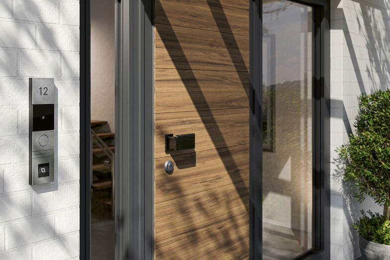 Zutritt per Fingerabdruck erspart die Schlüsselsuche. Zudem ist die Haustürstation mit einer Video-Sprechanlage ausgestattet. www.gira.ch