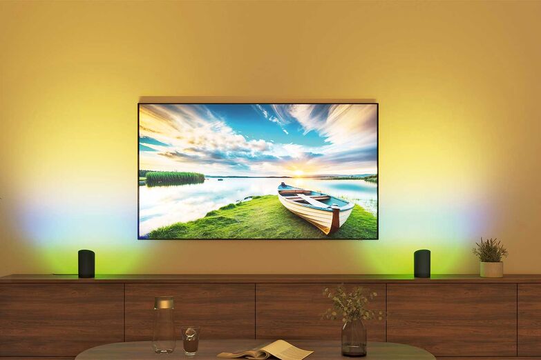 Der Wandstrahler Philips Hue Play Wallwasher, kann auf Basis von KI lebendige Farbverläufe und Lichteffekte erzeugen. Über die App werden Daten an den Hersteller gesendet. www.signify.com