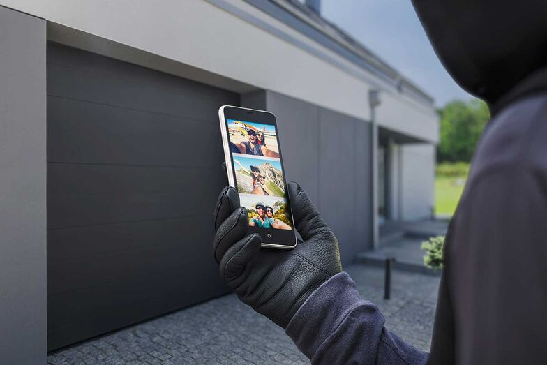 Mit einem Tastendruck werden alle Lichter ausgeschaltet und der Status der Fenster überprüft. Sensoren schlagen Alarm, wenn Fenster- und Türen aufgebrochen werden. www.meimo.ch