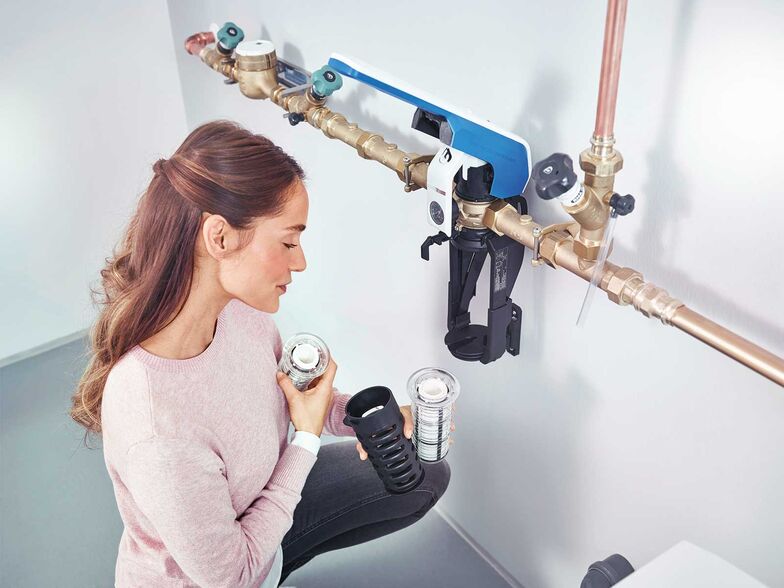 Schnell, einfach und sauber: Der «E1 Einhebelfilter» säubert das Trinkwasser zu Hause zusätzlich zum regionalen Wasserwerk. Dadurch werden auch die allerletzten Schmutzpartikel aus dem Wasser entfernt. Und zwar ganz einfach: Mit nur einem Griff und ohne Werkzeug ist die Filtertasse in wenigen Augenblicken austauschbar. Eingebaut wird der Filter, der das Trinkwasser säubert, direkt nach dem Wasserzähler. Somit werden auch die Leitungen weniger angegriffen, und es entstehen weniger Schäden. BWT AQUA AG, www.bwt.com