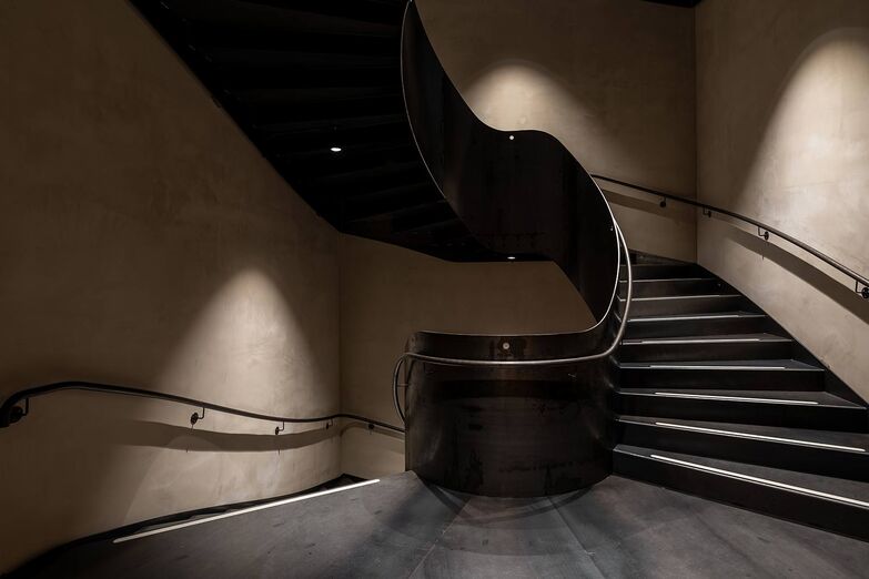 Wendeltreppe «Hortus», ausgeführt in Schwarzstahl. Bei diesem Beispiel haben die An- und Austrittsstufen eine Breite von drei Metern. Die Mindestbreite der Stufen beträgt 1,5 Meter. Ferdinand Hasler AG, www.hasler-treppen.ch