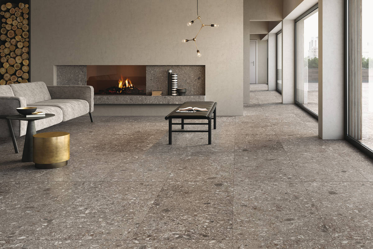 Der italienische Hersteller Unicom Starker präsentiert mit «Pietra di Gré» eine Hommage an die traditionsreichen Terrazzoböden in historischen Bauten. Sabag.