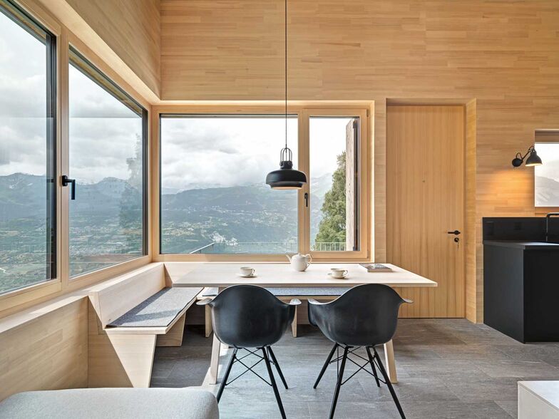Fensterfronten geben den Blick nach aussen in die idyllische Walliser Landschaft frei.