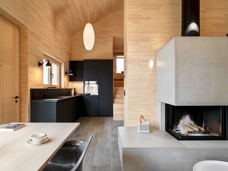 Weiss ­pigmentiertes Tannenholz schmückt die Wände.