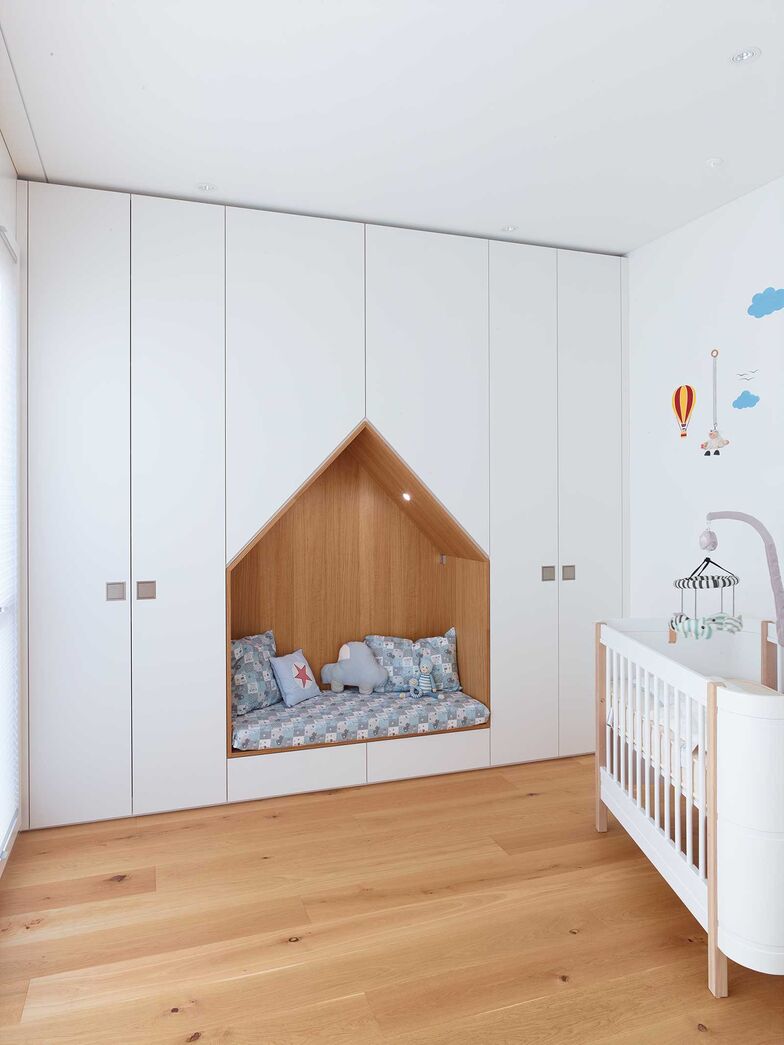 Die raffinierte Nische in dem weissen Einbauschrank hat das Potenzial zum Lieblingsplatz im Kinderzimmer.
