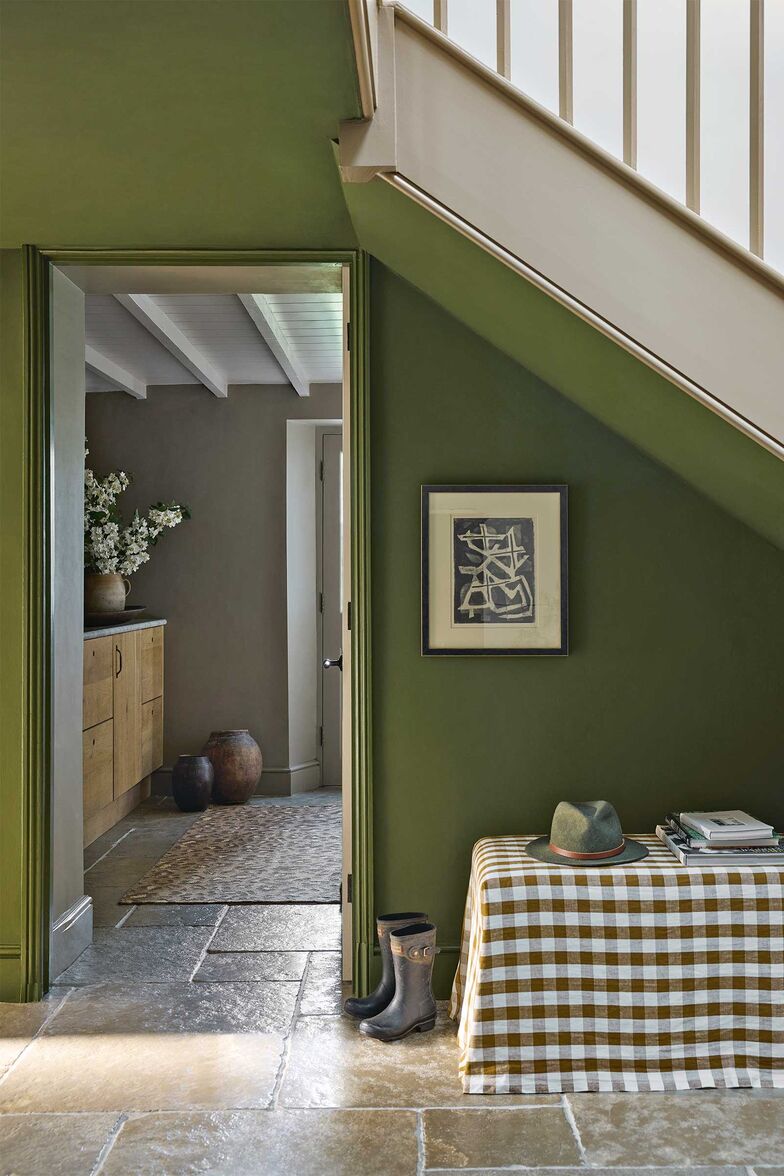 Farbtiefe, ein mattes Finish und das Ganze aus 40 Prozent Recyclingmaterial. Die hohe Qualität bleibt, während der CO2-Fussabdruck immer weiter reduziert wird. Little Greene zeigt damit, dass eine gute Farbe noch besser werden kann. The Little Greene Paint Company, www.littlegreene.eu