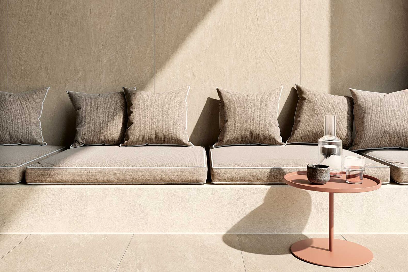 Auch als Wandbelag sind Platten aus Feinsteinzeug einsetzbar. Im Innen- und im Aussenbereich – hier an Wand und Boden in einem sandfarbenen minimalistischen Look. Sabag AG, www.sabag.ch