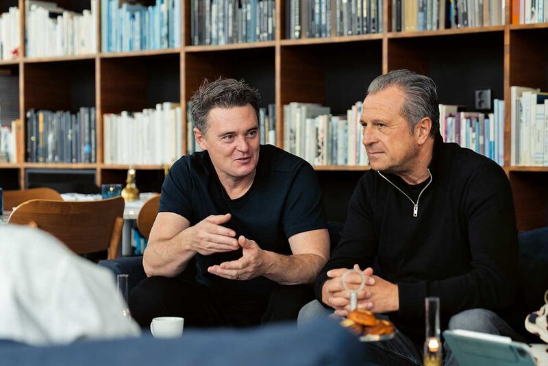 Thomas Gardner, Senior Design Manager bei Electrolux (links), und Aurel Aebi, Designer und Mitbegründer von atelier oï (rechts).
