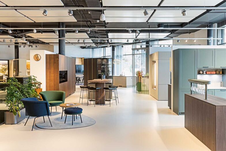 Berühren, ausprobieren und begutachten: Die Küchenausstellung der Sanitas Troesch AG bietet Besuchern die Möglichkeit, verschiedene Küchenkonzepte direkt miteinander zu vergleichen – live und im Massstab 1:1. Materialien können berührt, Funktionen ausprobiert und Details aus nächster Nähe begutachtet werden. Die Vielfalt an Farben, Formen und Ausstattungen inspiriert und erleichtert die Entscheidungsfindung. Besucher erhalten ein Gefühl für Raumwirkung, Ergonomie und Haptik.   Sanitas Troesch AG, www.sanitastroesch.ch