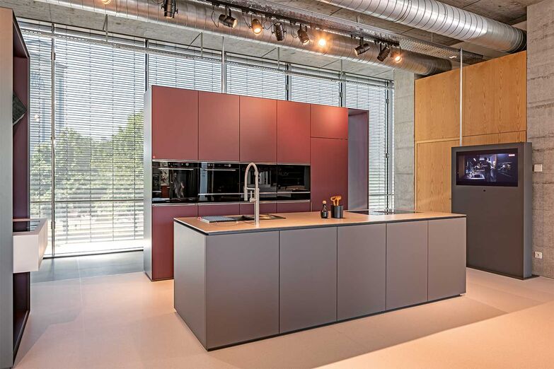 Grosse Ausstellung in Aarburg: Auf über 350 Quadratmetern präsentiert die Franke Küchentechnik AG in Aarburg ihren Besuchern unterschiedliche Produktfamilien und Materialien. Im ersten Stock haben die drei Produktfamilien «Smart», «Maris» und «Mythos» ihren Platz.   Franke Küchentechnik AG, www.franke.com