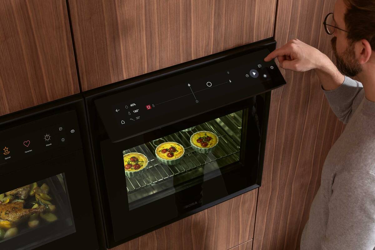 Frische Luft und freie Sicht: Der Dampfbackofen «Bora X BO» hat eine besondere Dampfabsaugung, beim Öffnen der Türe tritt kein Dampf aus. Weitere Merkmal sind das ausklappbare Touch-Display und die LED-Multilevel-Beleuchtung. Suter Inox AG.