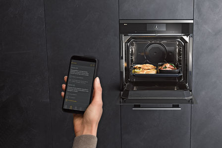 Einladung zum Experimentieren: Die «Miele@mobile»-App bietet Zubereitungsvideos und Einkaufslisten, und sie kann die Zubereitungsparameter eines Rezepts direkt auf das Gerät übertragen. Miele. 